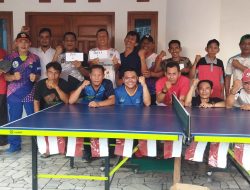 Febrianto Kuncoro foto bersama pesrta lomba tenis meja. Foto: zonawaktu