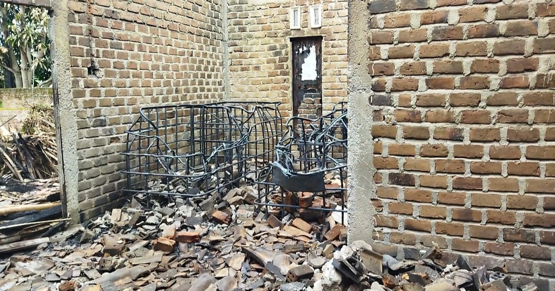 Kerangka bekas tetmon penampung minyak yang terbakar. Photo : repro